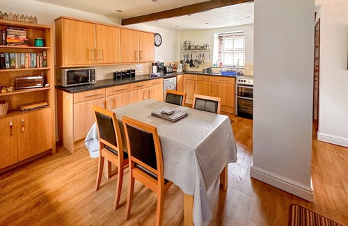 Reeth Cottage | Dog Friendly Cottage with Private Drive, Enclosed Garden, Central Heating, Free WiFi & pubs nearby