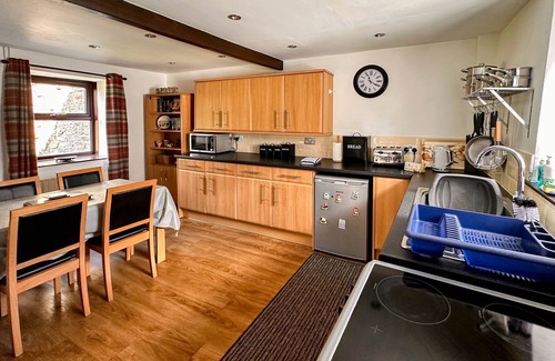 Reeth Cottage | Dog Friendly Cottage with Private Drive, Enclosed Garden, Central Heating, Free WiFi & pubs nearby