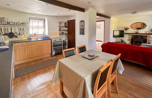 Reeth Cottage | Dog Friendly Cottage with Private Drive, Enclosed Garden, Central Heating, Free WiFi & pubs nearby