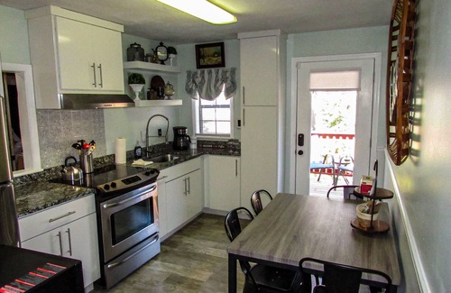 Toccoa Cottage | Dog Friendly Cozy Cottage Stay + Hot Tub & Hammock