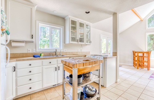 White Salmon House | Dog-Friendly Getaway w/Deck, Grill & AC – Short Walk Downtown