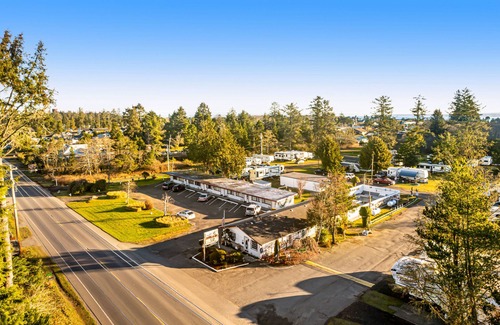 Westport House | Dog-friendly getaway for two with fast WiFi, kitchenette, & picnic tables