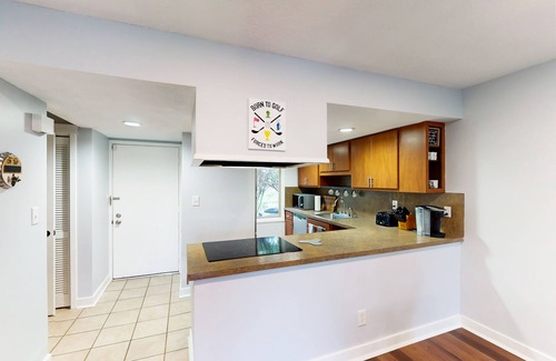 Avoca House | Dog-friendly golf-view townhouse pool, fireplace, golf on-site, pickleball, gym
