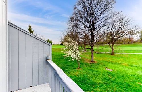 Avoca House | Dog-friendly golf-view townhouse pool, fireplace, golf on-site, pickleball, gym