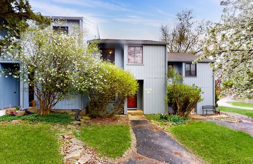 Avoca House | Dog-friendly golf-view townhouse pool, fireplace, golf on-site, pickleball, gym