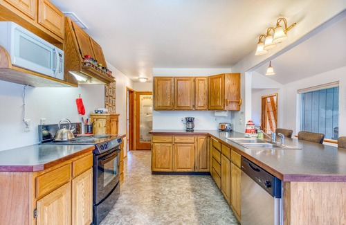 Coos Bay House | Dog-Friendly Home with Wood-Burning Fireplace and Ocean Views - Near the beach
