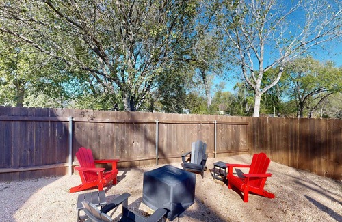 West Congress House | Dog-friendly house with enclosed backyard, W/D, close to Downtown Austin