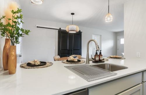 Whitemarsh Island House | Dog Friendly Island Retreat Close to City and Beach