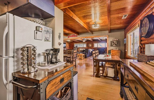 Kings Beach Cabin | Dog-Friendly Kings Beach Log Cabin w/Hot Tub!