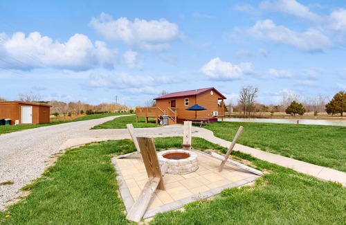 Murphysboro Apartment | Dog-friendly, lakefront cabin with porch & firepit - near wineries & trails