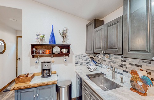 Mono Vista House | Dog-friendly lakefront cabin with canoes, athletic courts, grill, & horse stable