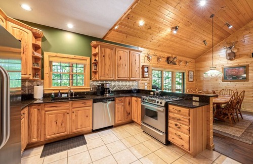 Maple City House | Dog Friendly Log cabin W/Hot tub, Fiber optic near Sleeping Bear Dunes & TC