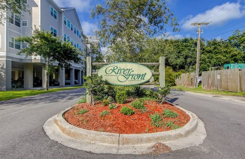 Charleston Condo | Dog-friendly monthly rental with pool, AC, ideal for remote work & travel nurse