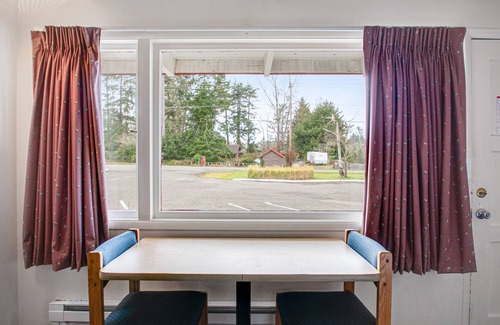 Westport House | Dog-friendly motel near the beach with fast WiFi & a fish cleaning station