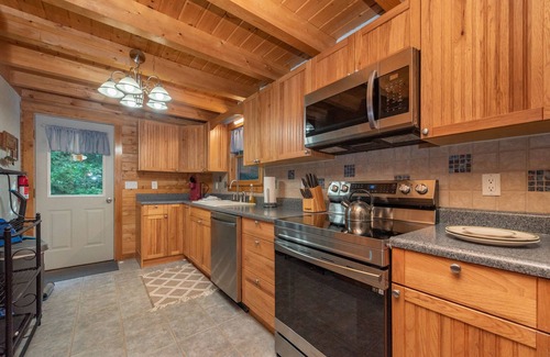 North Glade Hills House | Dog Friendly Peaceful Cabin w/Hot Tub