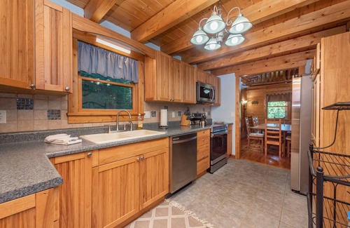 North Glade Hills House | Dog Friendly Peaceful Cabin w/Hot Tub