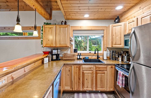 Snoqualmie Pass Cabin | Dog-friendly riverfront cabin with deck, hot tub, gas fireplace, & game room