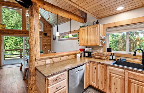 Snoqualmie Pass Cabin | Dog-friendly riverfront cabin with deck, hot tub, gas fireplace, & game room