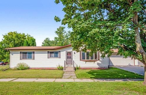 Mauston House | Dog-friendly, river view home with gas grill, fast WiFi, picnic table & deck