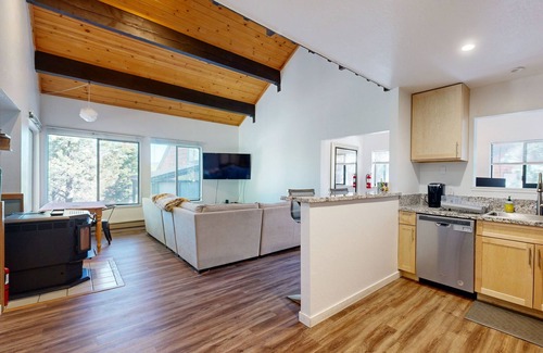 Truckee Condo | Dog-friendly snowbird escape with pool, hot tub & sauna access, & woodstove