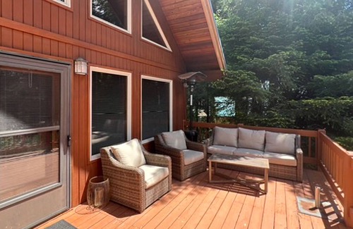 Roslyn Ridge Cabin | Dog-friendly woodland cabin with woodstove & deck, near Lake Cle Elum