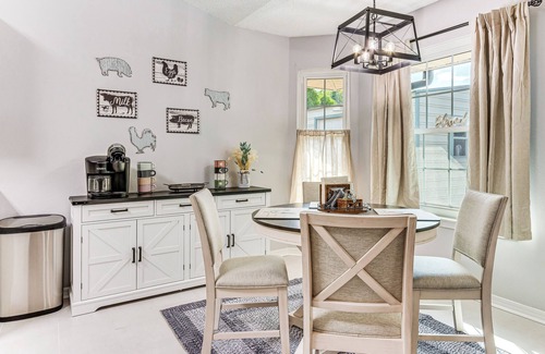 Gulf Breeze House | Dogs Welcome, 1 Mi to Zoo: Gulf Breeze Retreat!