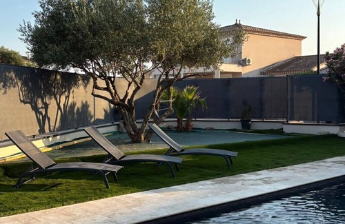 Beaucaire House | Dolce Vita Elegant and comfortable new villa with heated pool for 12 people