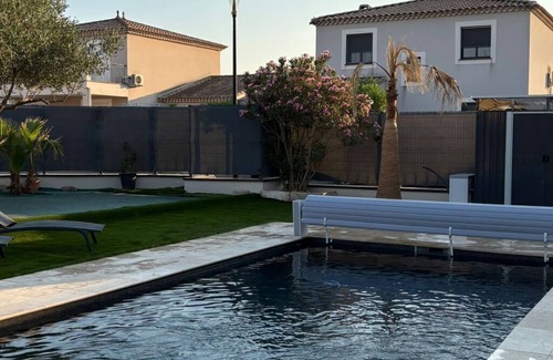 Beaucaire House | Dolce Vita Elegant and comfortable new villa with heated pool for 12 people