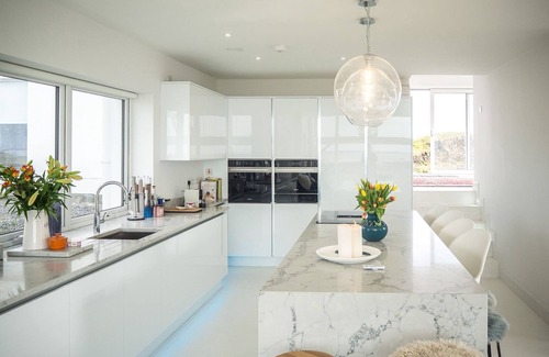 Ballyconneely Ski Chalet | Doleen Quay House is a luxurious beach holiday home