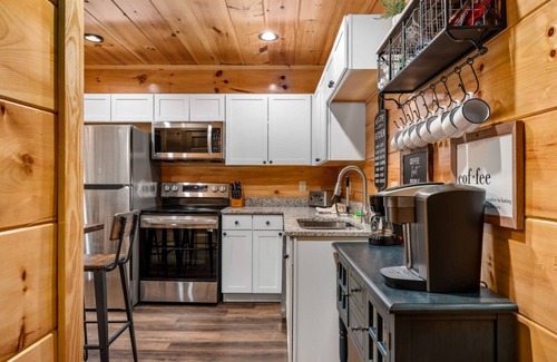 Pigeon Forge Cabin | Dollywood Delights by Ghosal Luxury Lodging