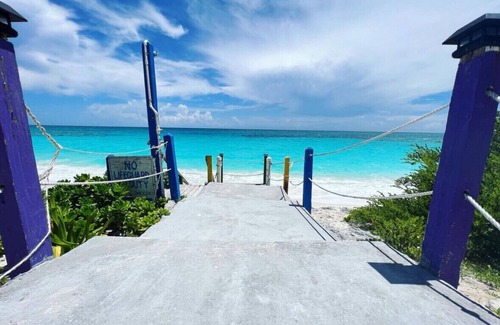 Farmer's Hill Hotel | Dolphin Suite at Exuma Palms Resort