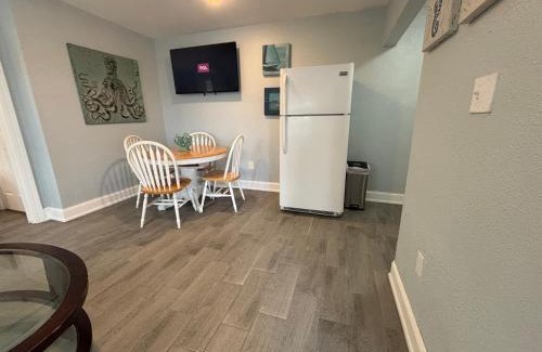 Bonita Shores House | Dolphin Updated Cottage On River - 1 Mile to Beach Kitchen Washer Dryer
