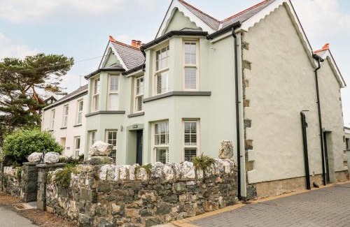 Dinas Cross House | Dolwern