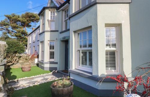 Dinas Cross House | Dolwern