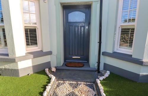 Dinas Cross House | Dolwern