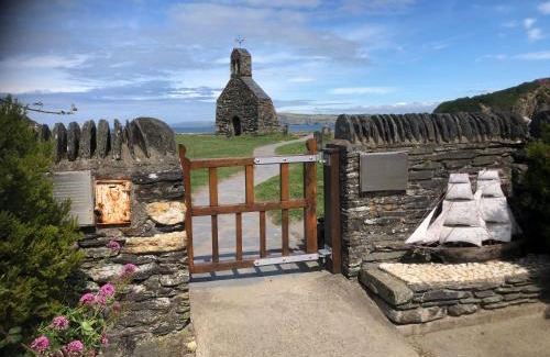 Dinas Cross House | Dolwern