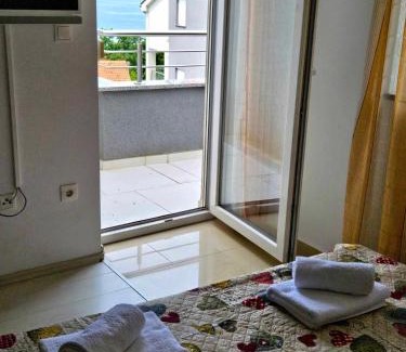 Njivice Apartment | Domagoj - Luxury apartment with private parking, jacuzzi and seaview