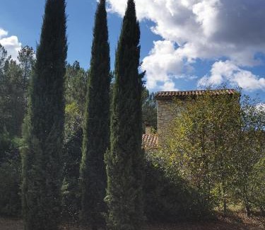 Fumel Bed & Breakfast | DOMAINE DES 3 CYPRÈS Chambre PIVOINE Chez Nath & Pat