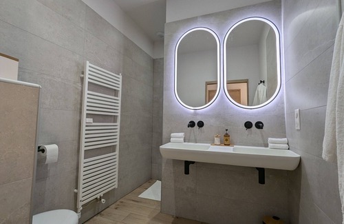 Lorcy Cottage | Domaine Renovated farm with SPA, 15 sleeps, private parking, near Paris
