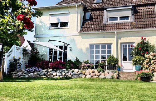 Friedrichstadt Apartment | Domicile on the canal in Friedrichstadt n. North Sea, for 2-4 people