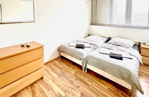 Neuehrenfeld Apartment | DOMspitzen-BLICK, cooles 2 Zimmer Apt mit Indoor-Swimmingpool auf dem Dach, Küche und Smart-TV