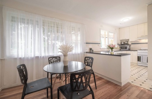 Doncaster East House | Doncaster East Garden 2br House Parking