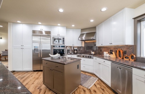 Truckee Cabin | Donner Lakefront, Private Hot Tub, Newly Remodeled, Dog Friendly, Close to Skiing!