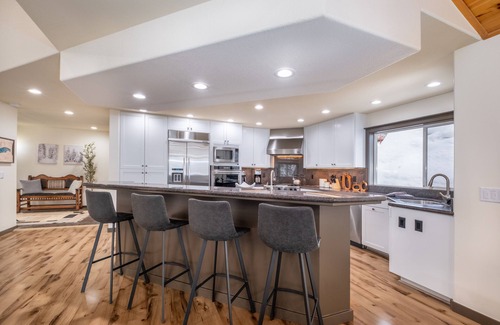 Truckee Cabin | Donner Lakefront, Private Hot Tub, Newly Remodeled, Dog Friendly, Close to Skiing!