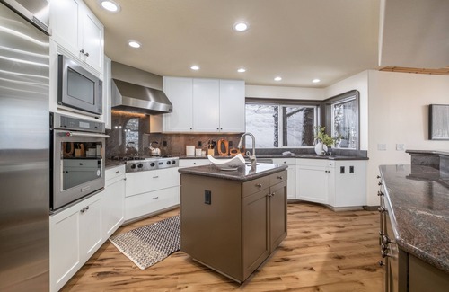 Truckee Cabin | Donner Lakefront, Private Hot Tub, Newly Remodeled, Dog Friendly, Close to Skiing!