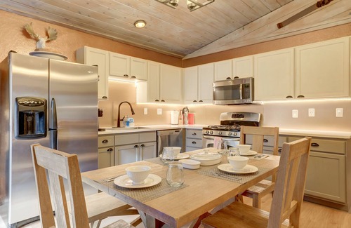 Truckee Cabin | #DonnerBliss⛰HotTub👙FirePit🔥PetFriendly🐶WoodStove🪵