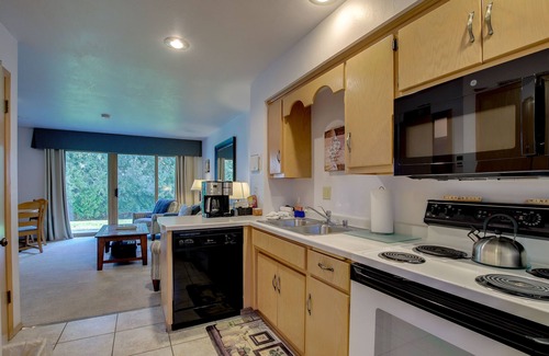 Fish Creek Condo | 'Door County Getaway' - Walk to State Park!