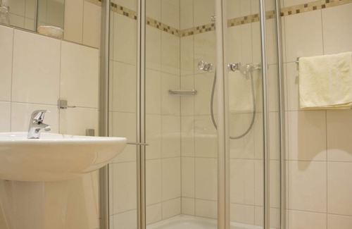 Neroth House | Doppelzimmer Du/WC Standard ohne Frühstück - Zur Neroburg, Hotel Restaurant