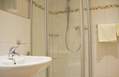 Neroth House | Doppelzimmer Du/WC Standard ohne Frühstück - Zur Neroburg, Hotel Restaurant