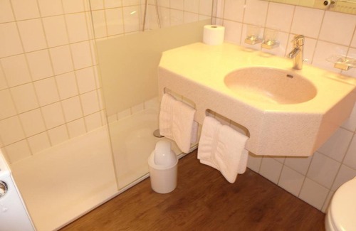 Langenau Apartment | Doppelzimmer mit Dusche/WC